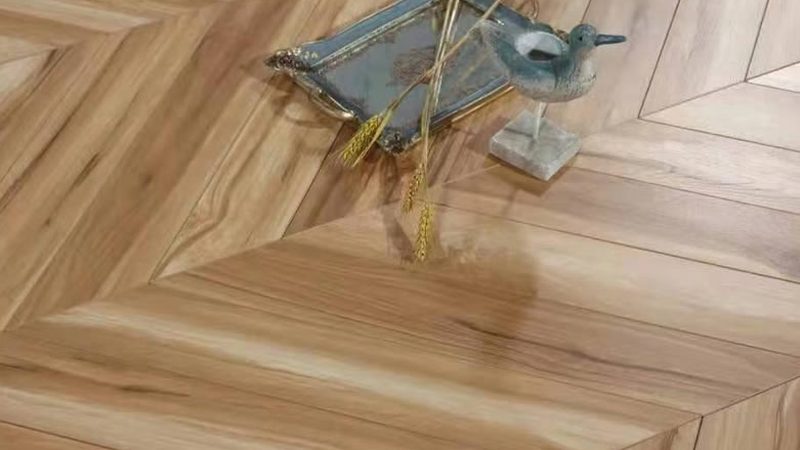 多层实木地板因其独特的结构，具有以下优势：